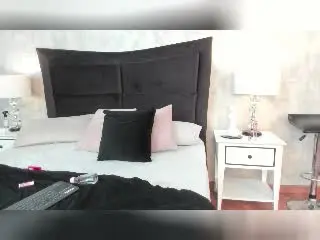 Xlovecam Live Sex Cam of NahomyCarther